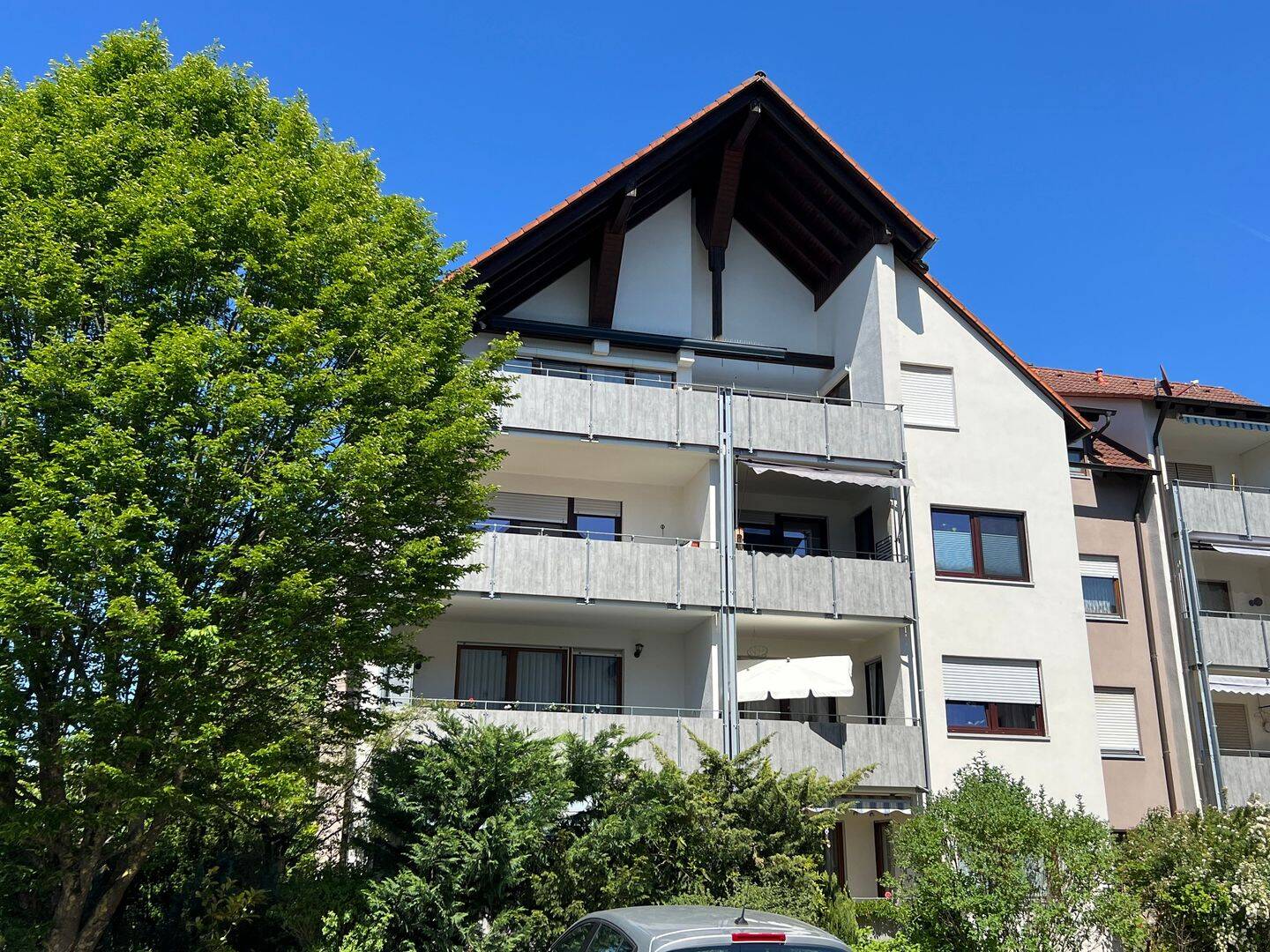 Gepflegte Wohnung mit Einbauküche und Südwestbalkon mit fußläufiger Nahversorgung! Bitte nicht nur E-Mail-Adresse, lieber mehr schreiben oder anrufen!, 92318 Neumarkt i.d. OPf.