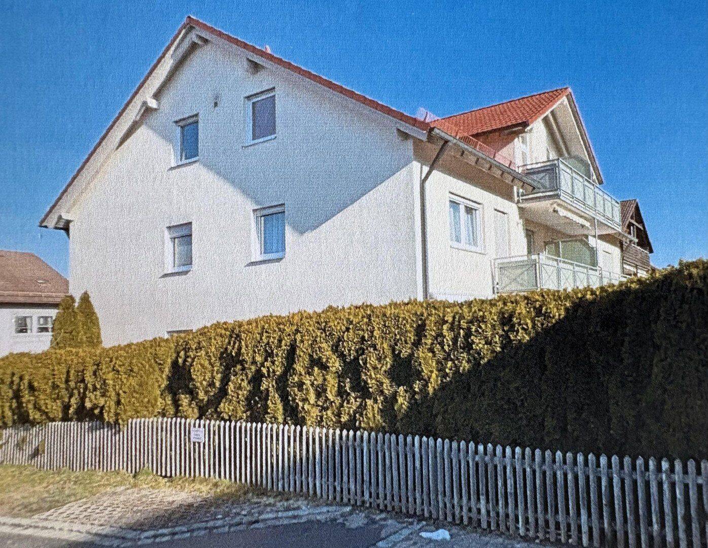Gepflegte 2,5-Zimmer-Dachgeschosswohnung mit Südbalkon, zwei Stellplätzen und Einbauküche, 87600 Kaufbeuren
