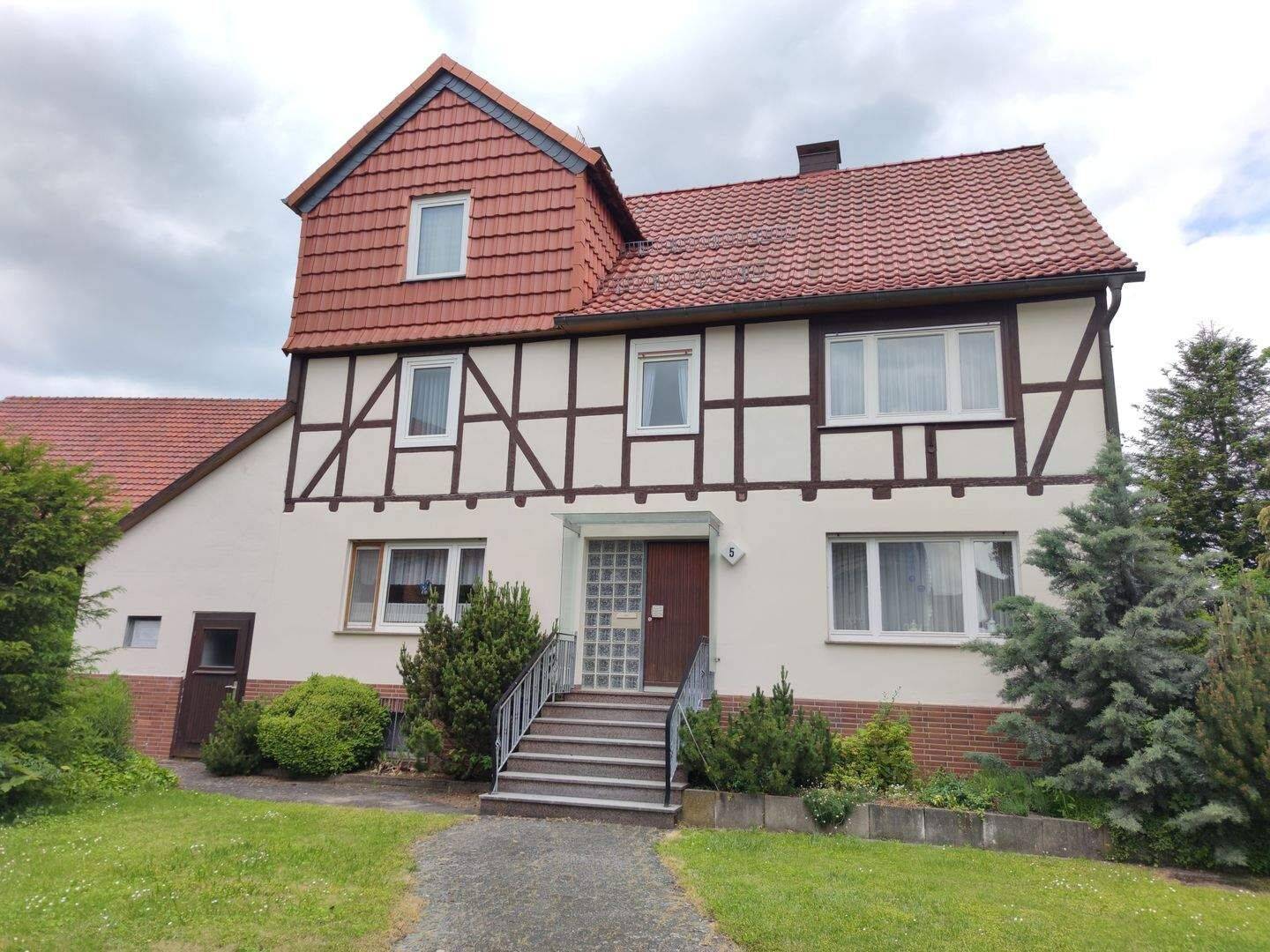 Einfamilienhaus mit Nebengebäuden, ausbaufähigen Dachboden und Baugrundstück in Breuna, 34479 Breuna