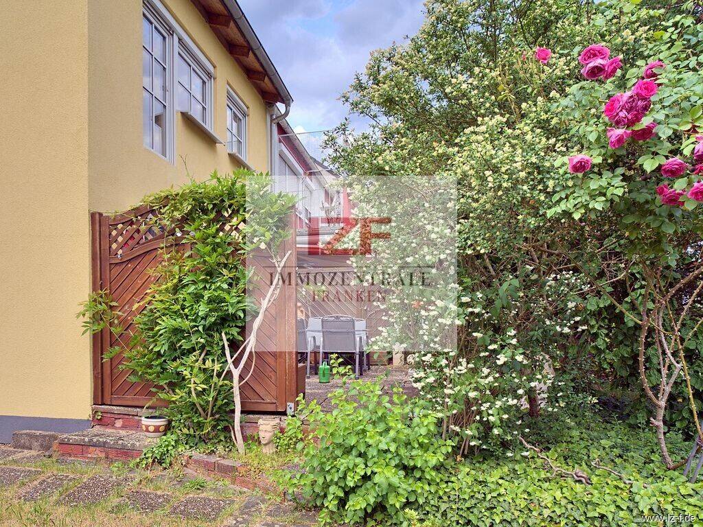 Familienfreundliches Reiheneckhaus im Ortskern von Eltersdorf: 4 Schlafzimmer, zwei Bäder, Terrasse, 91058 Erlangen (Bruck Eltersdorf Erlangen-Süd Sebaldussiedlung Tennenlohe)