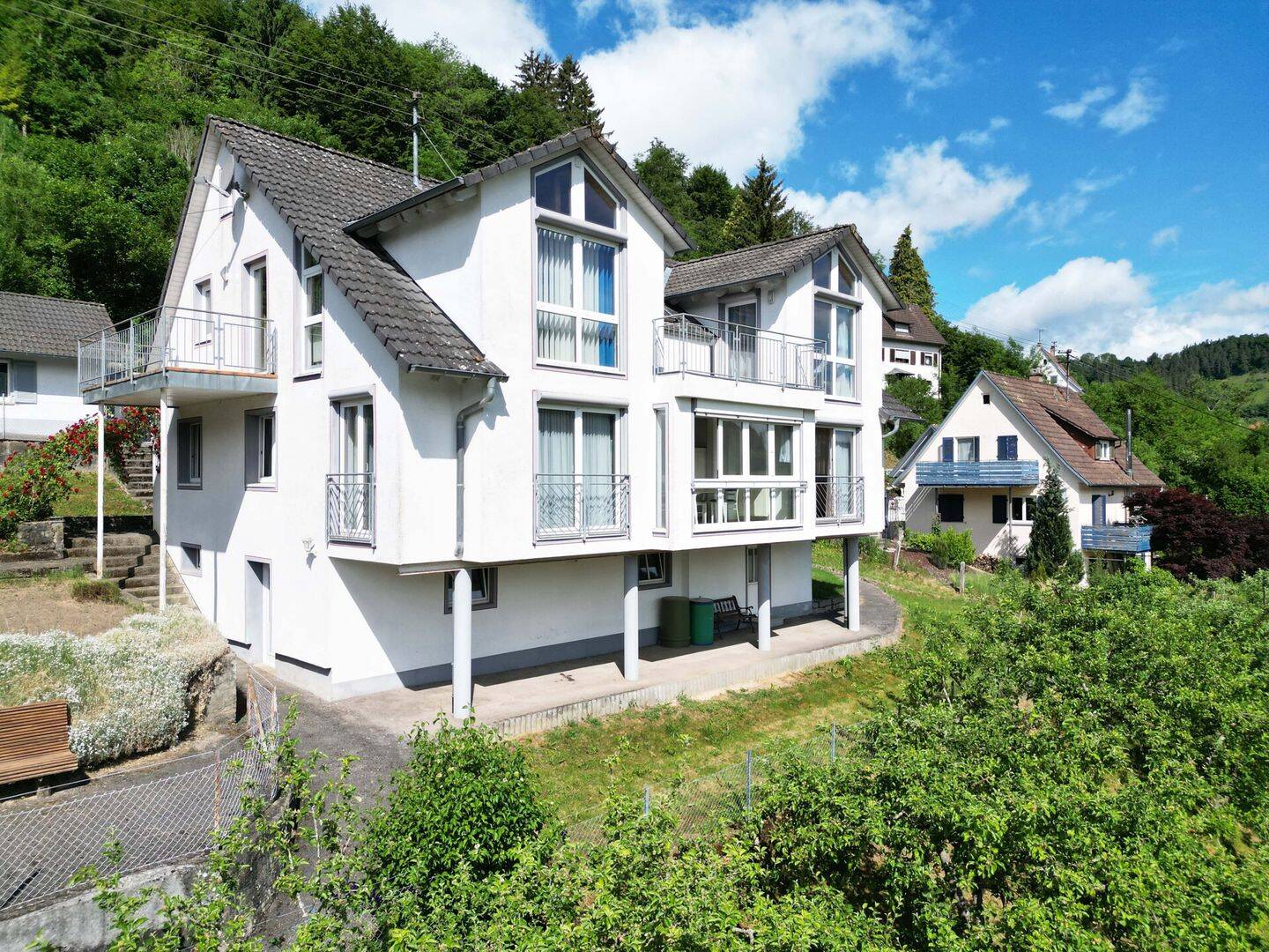 Familienhaus mit 2 Wohnungen. 7 Zimmer. 183 m². Traum-Ausblick. 3 Garagen. Herrliches Grundstück., 78736 Epfendorf