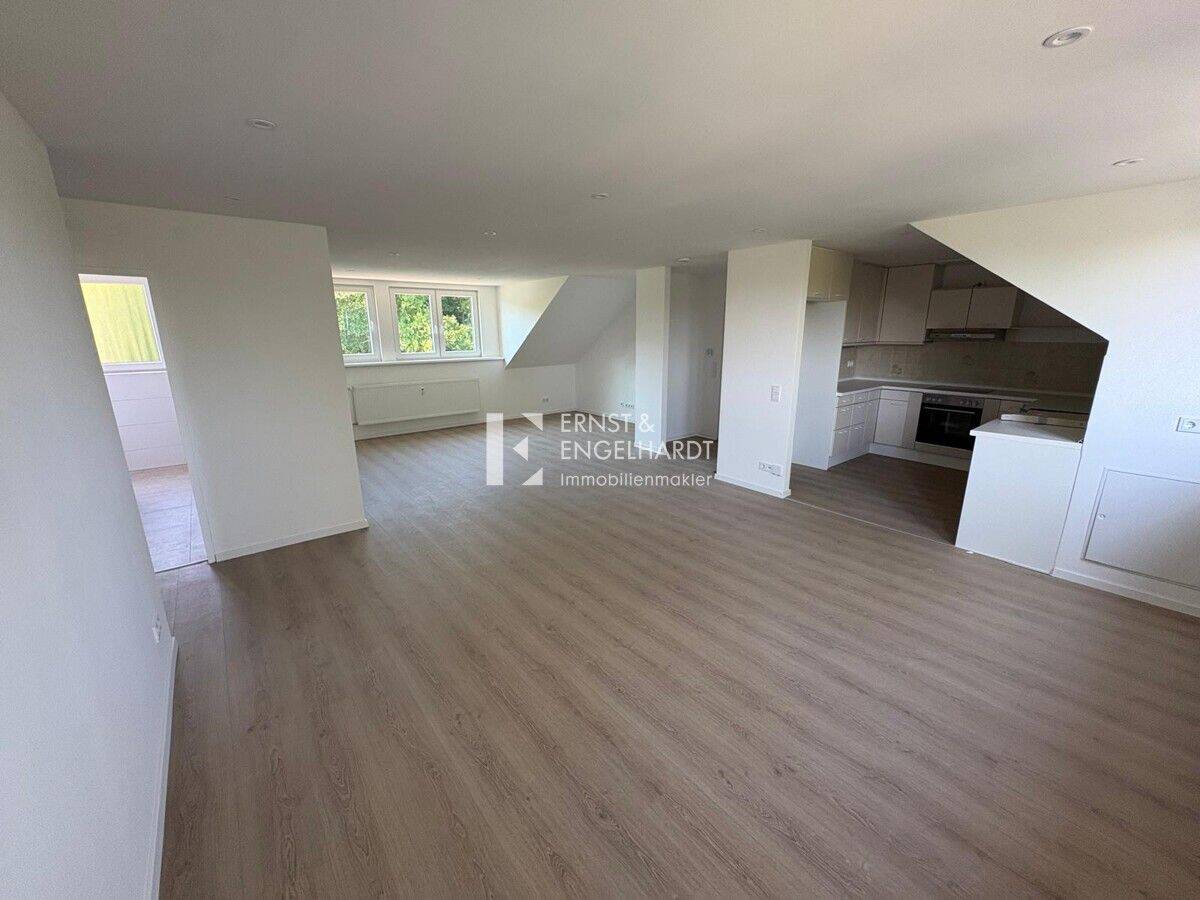 Helle 3-Zimmer-Wohnung mit Einbauküche & Stellplatz – frisch renoviert (LEVI17 L8), 97318 Kitzingen