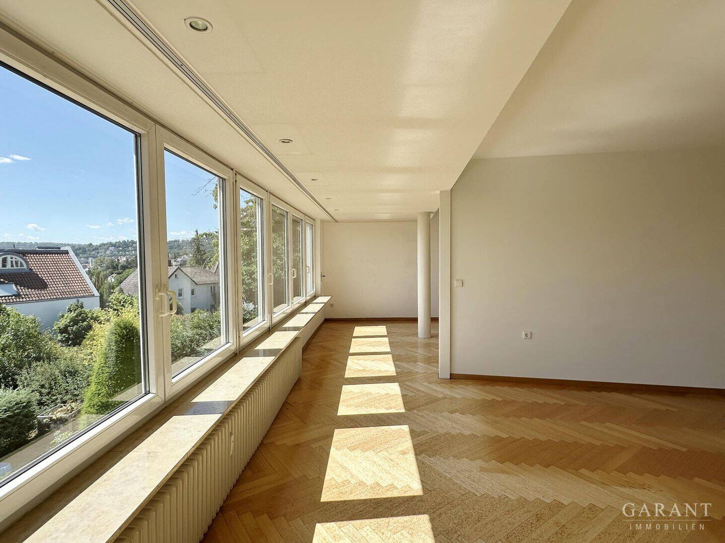 Wunderschöne 4 1/2 Zimmer-Wohnung in Halbhöhenlage mit sehr großer Terrasse und Garage, 70193 Stuttgart (Nord West)
