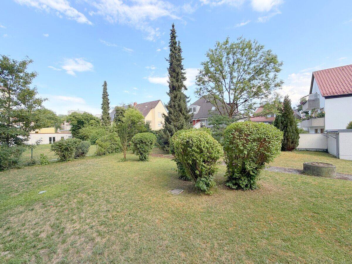 Ruhige Lage am Olympiapark und BMW ! Ganz neu enovierte 2 Zimmer-Wohnung mit Süd-Balkon zum Garten