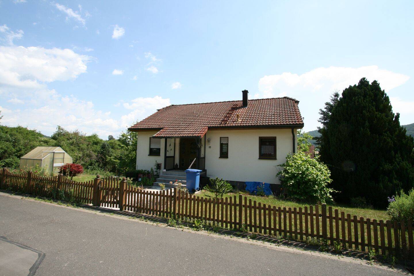 Einfamilienhaus mit herrlicher Aussicht in begehrter Wohnlage von Herpf, 98617 Meiningen