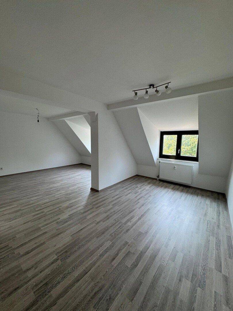 Charmante Dachgeschosswohnung im 2. Obergeschoss – großzügiges Wohnen im beliebten Stadtosten, 93055 Regensburg (Brandlberg-Keilberg Burgweinting-Harting Innenstadt Ostenviertel Schwabelweis)