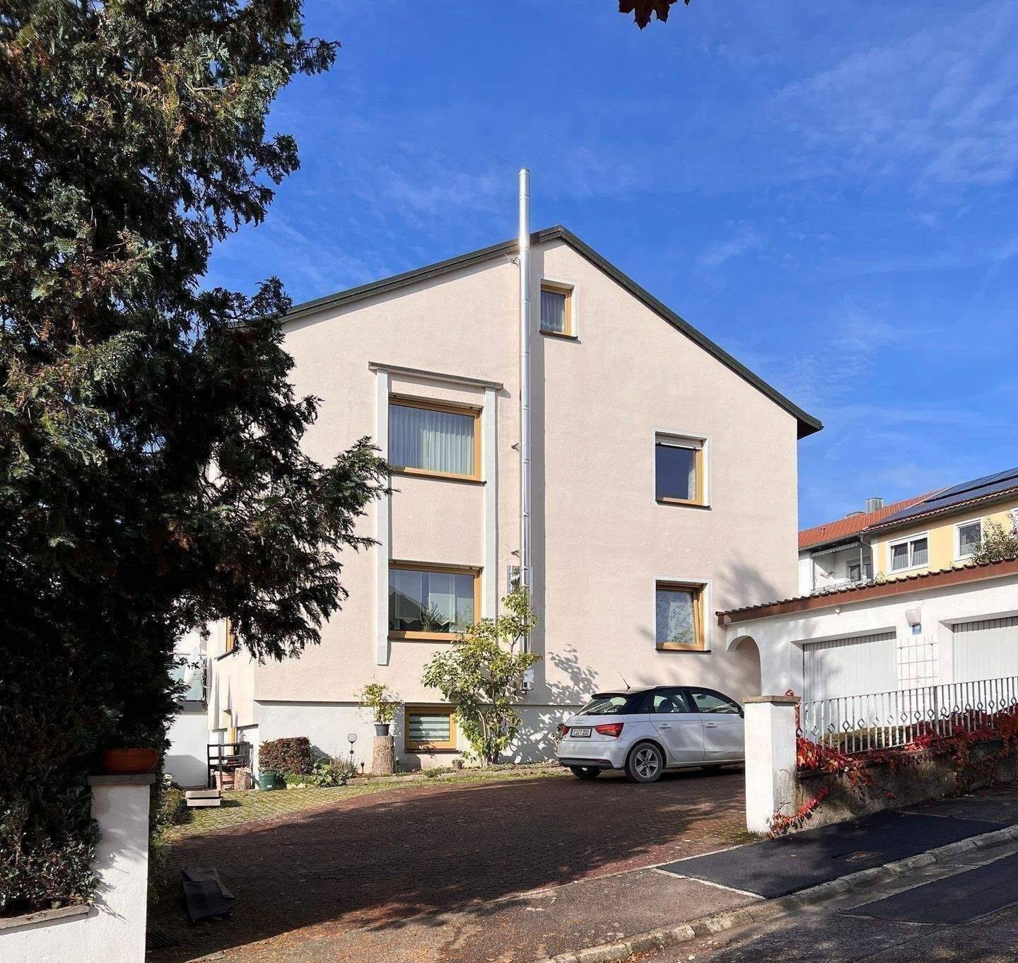Gepflegtes Zweifamilienhaus in beliebter Lage von Eichstätt-Landershofen, 85072 Eichstätt