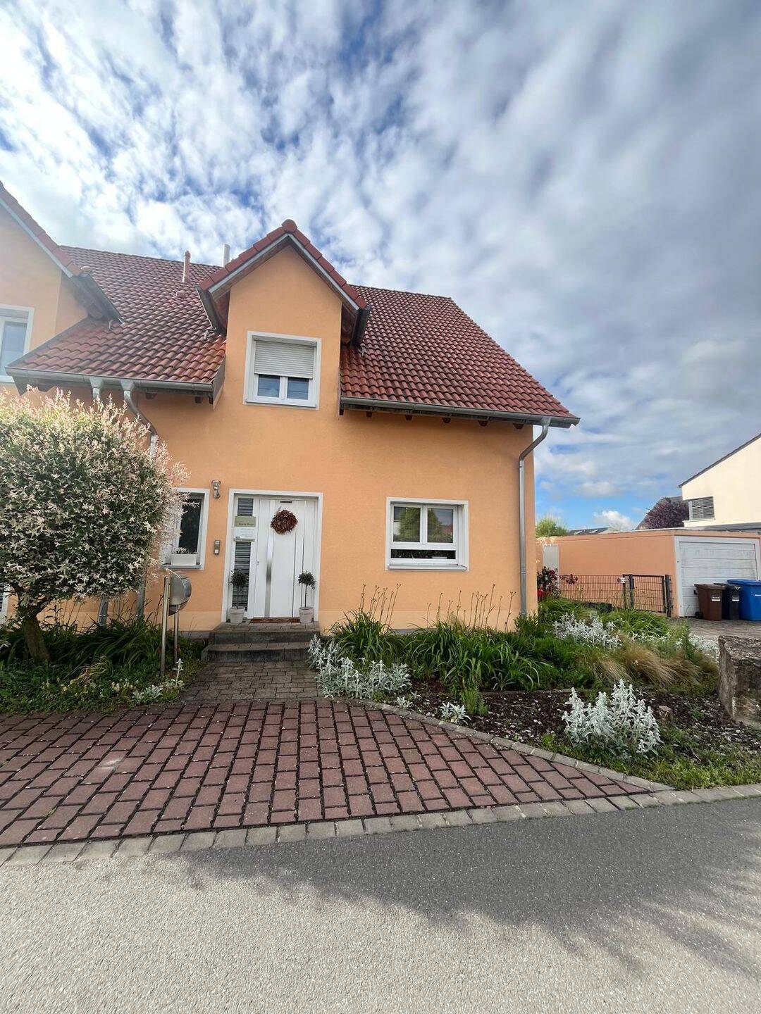 Gemütliche Doppelhaushälfte mit viel Platz und Charme, 97273 Kürnach
