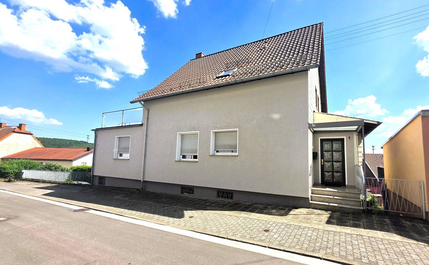 Stilvolles Wohnhaus mit großer Dachterrasse und vielseitigen Nutzungsmöglichkeiten Großzügig wohnen. Zentral leben. Sofort wohlfühlen., 66287 Quierschied