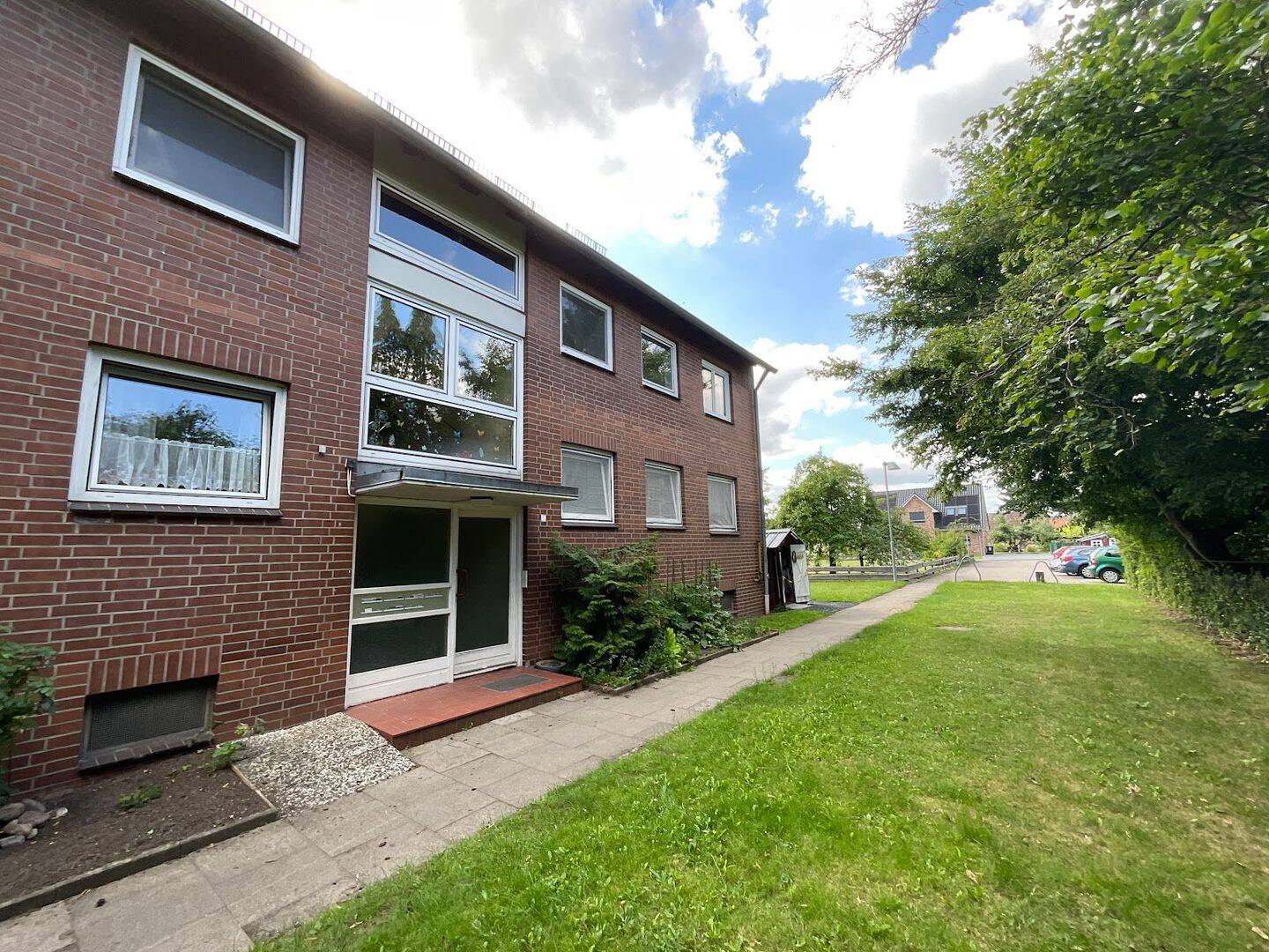 Frisch renovierte 2 Zimmer-Wohnung mit Balkon und modernisiertem Tageslichtbad mit Wanne, 21514 Büchen