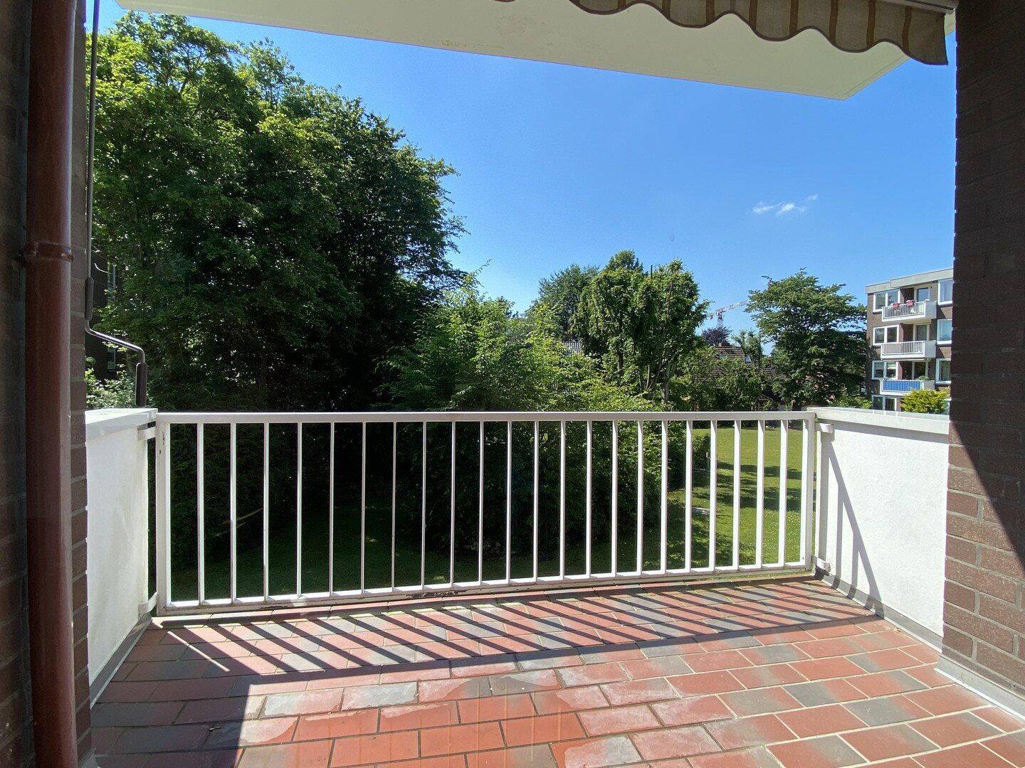 Lichtdurchflutete Wohnung mit großem Balkon und TG-Stellplatz, 22589 Hamburg (Altona Blankenese Iserbrook Osdorf Sülldorf)