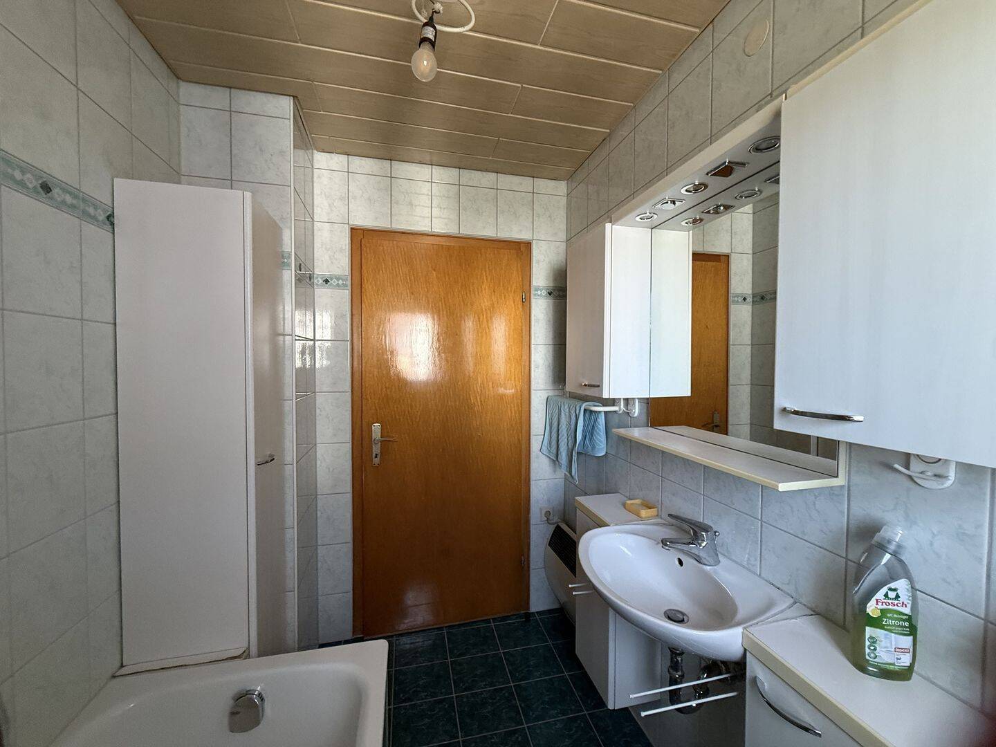 Idyllisches Einfamilienhaus mit Einliegerwohnung, Terrasse, Garage und traumhaftem Ausblick., 97292 Holzkirchen