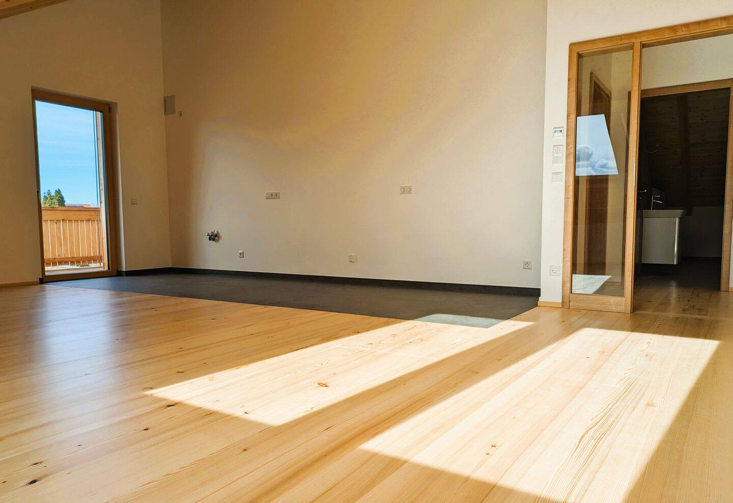 Erstbezug 4 Zimmer-Dachgeschoß-Wohnung mit Balkon, Lift, PV-Anlage, Preis inkl. Garage und Stellplatz!, 83123 Amerang
