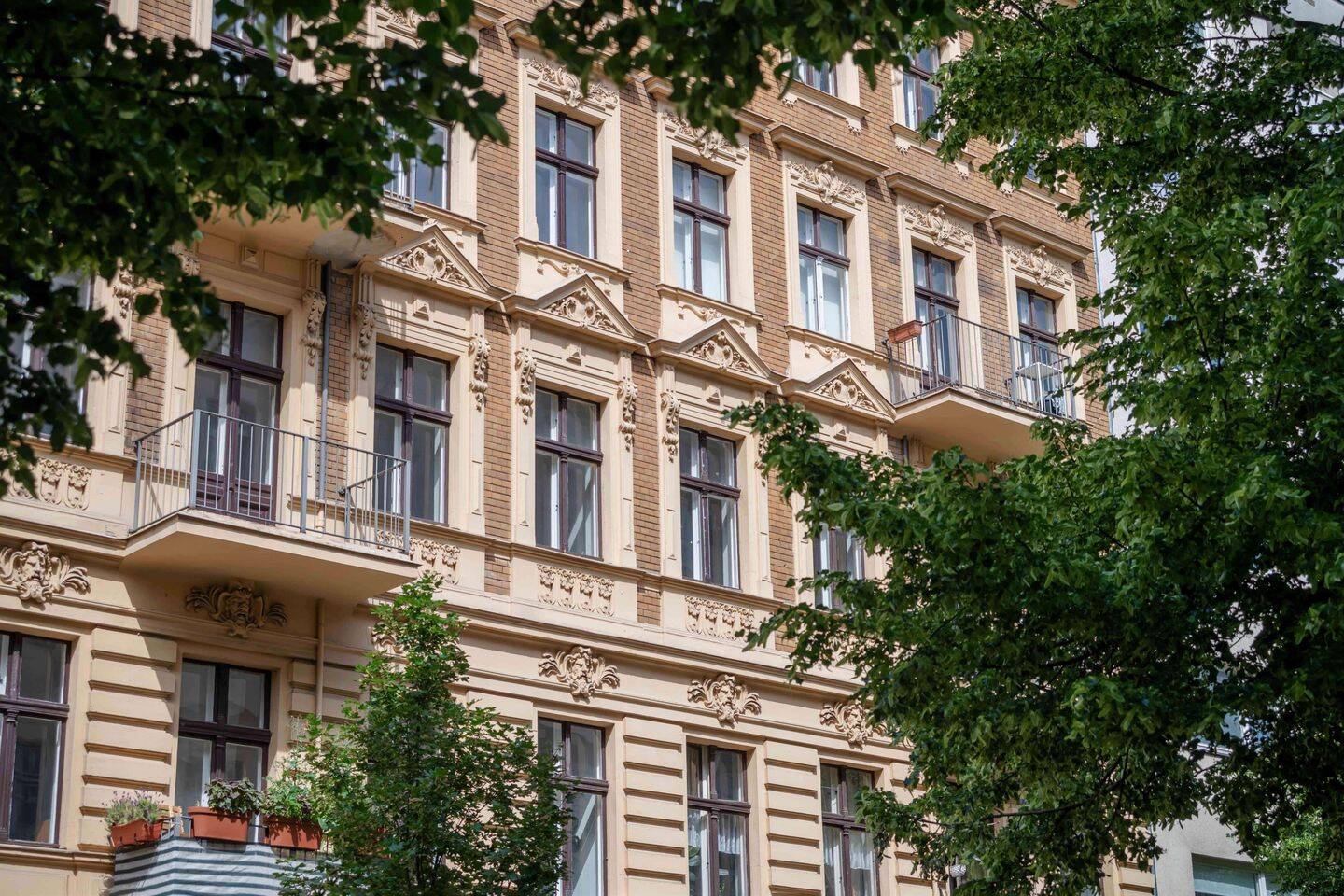 Heller Altbaucharme mit Balkon für die urbane Familie – bezugsfrei / Ready to Move In: Bright Period Apartment, 10553 Berlin (Mitte Moabit)