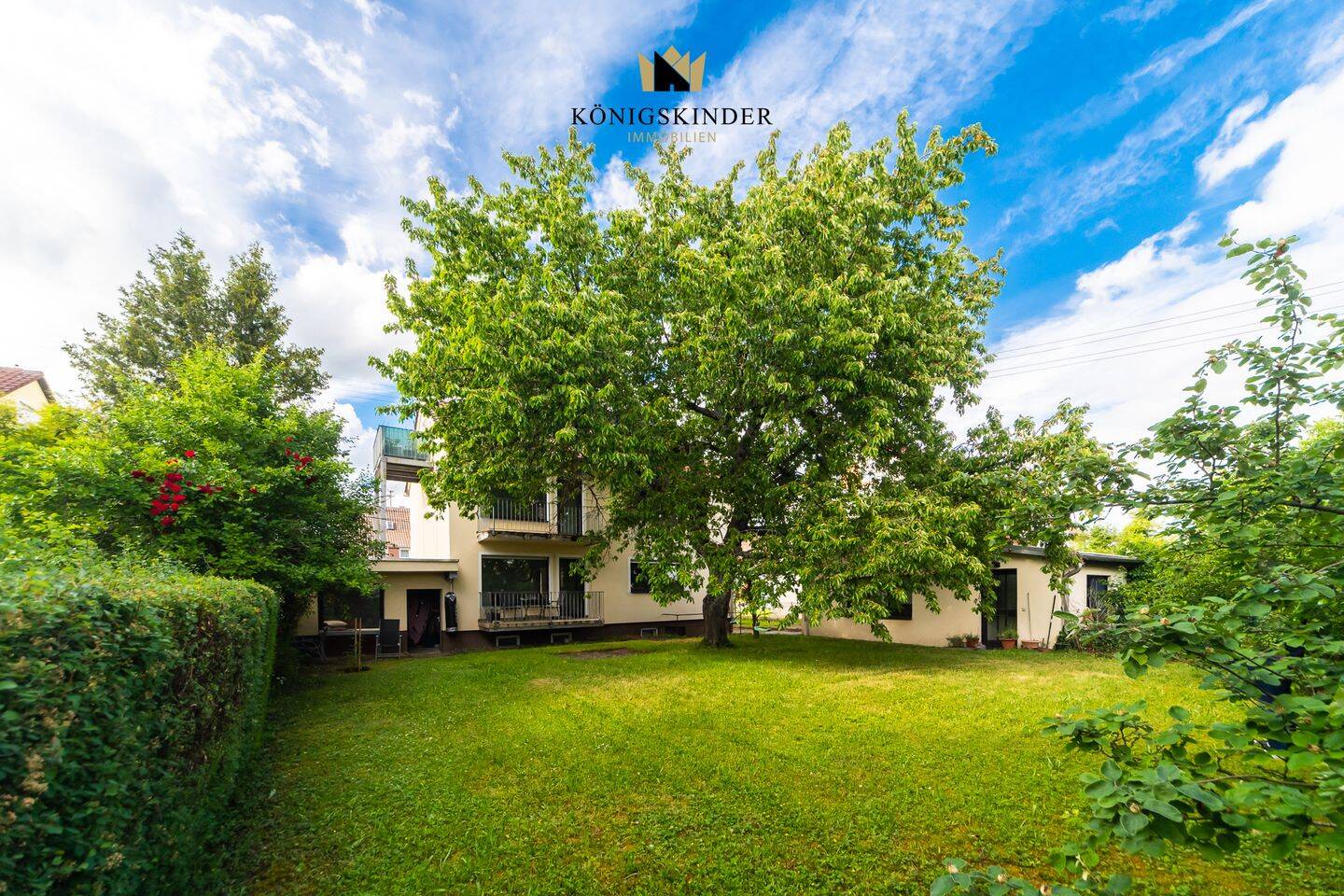 Mehrfamilienhaus mit 4 Wohneinheiten, Garten und 3 Garagen, 71263 Weil der Stadt