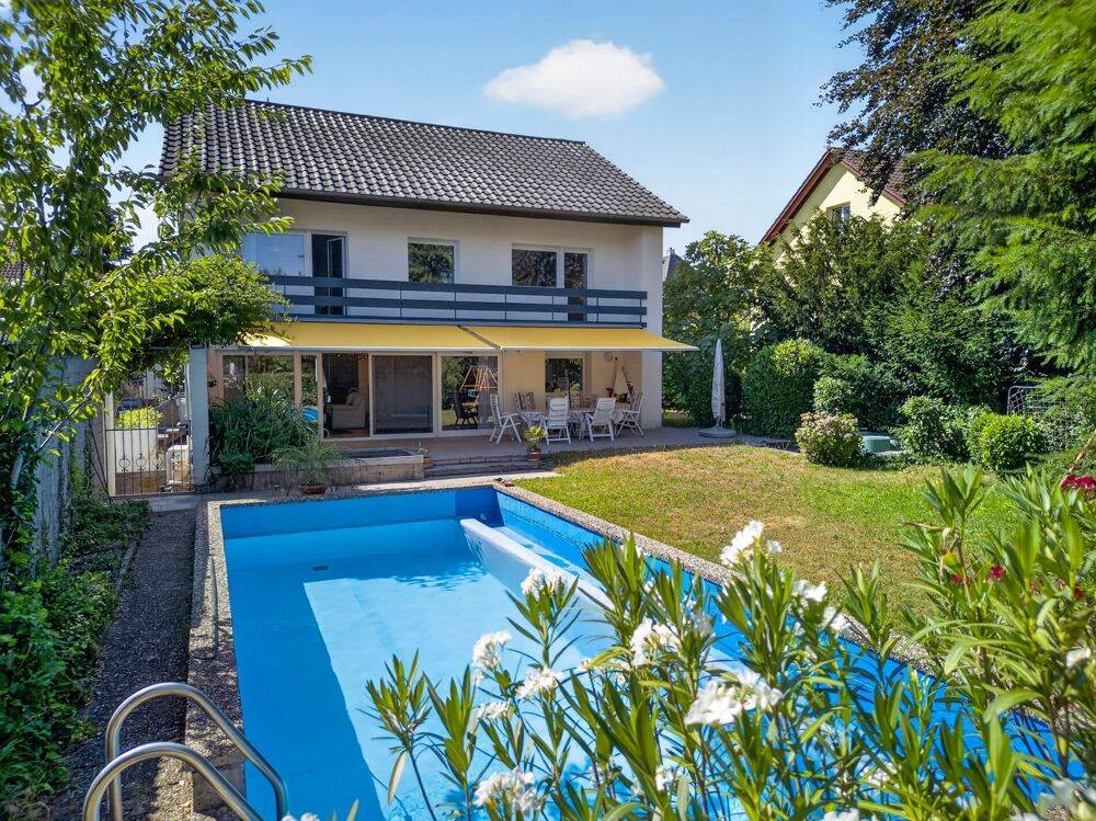 Wohnen wie im Urlaub – Einfamilienhaus mit Pool, Traumgarten und viel Privatsphäre in zentraler Lage, 76461 Muggensturm