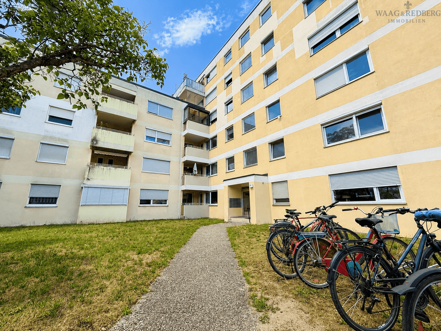 Modernisierte 3-Zimmer-Wohnung mit großer Loggia, Aufzug & Duplex-Stellplatz in ruhiger Lage von Erlangen, 91056 Erlangen