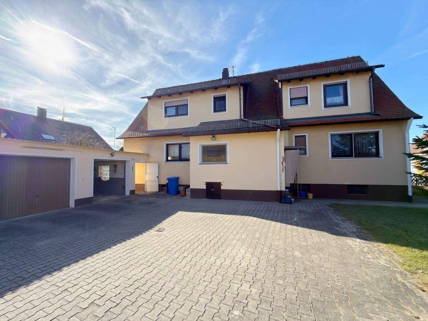 Ein Zuhause für die ganze Familie: Großzügiges Zweifamilienhaus mit schönem Grundstück, großem Balkon und zwei Garagen uvm., 92353 Postbauer-Heng