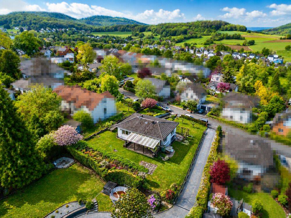 Ruhiges Wohnen mit Blick über das Lauterbachtal! Bungalow auf sonnigem Traumgrdst. in Thomasberg, 53639 Königswinter