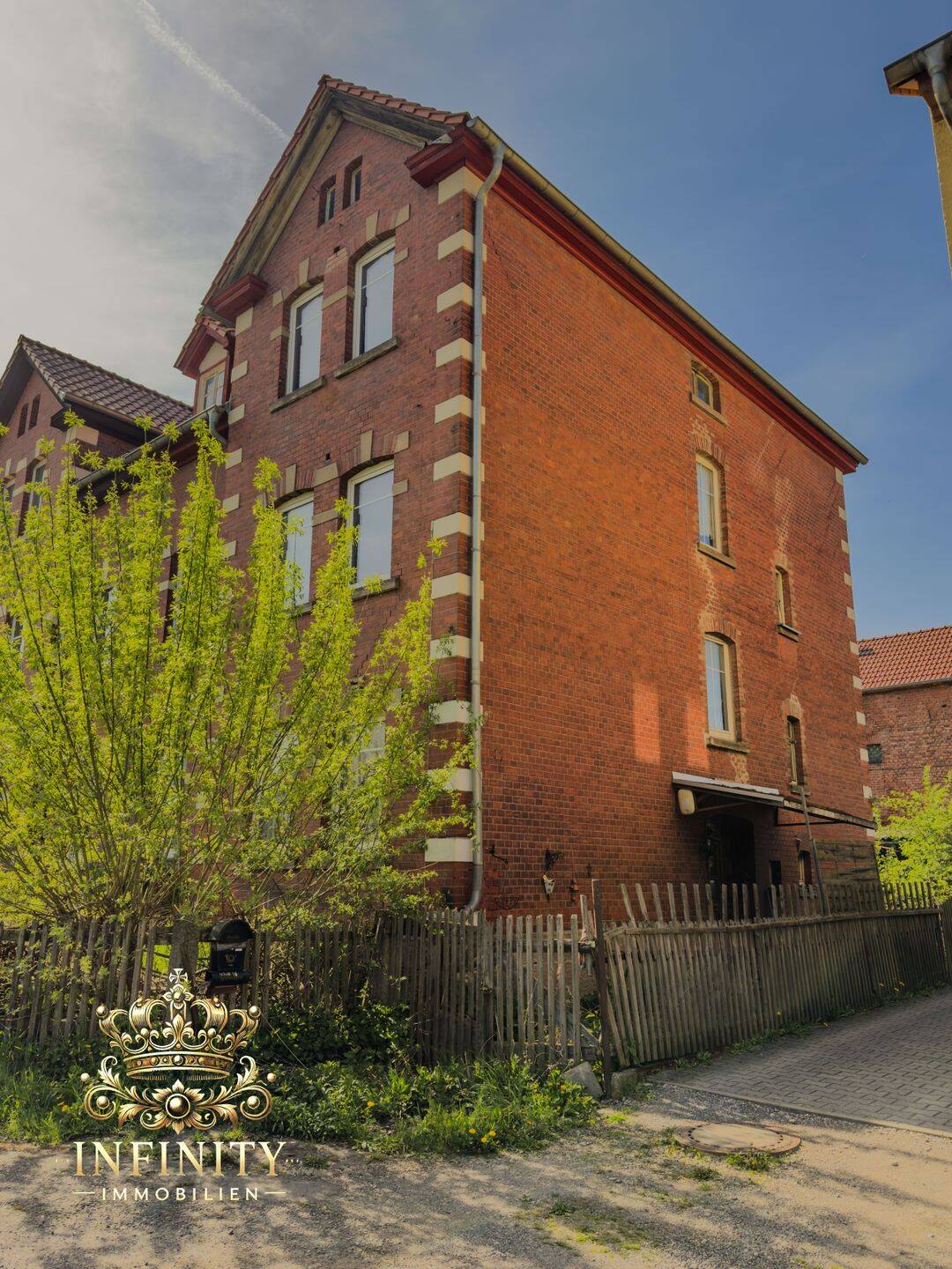 Dornröschenschlaf beenden: Mehrfamilienhaus mit 3 Wohnungen, Charme & Entwicklungspotenzial in Kahla, 7768 Kahla