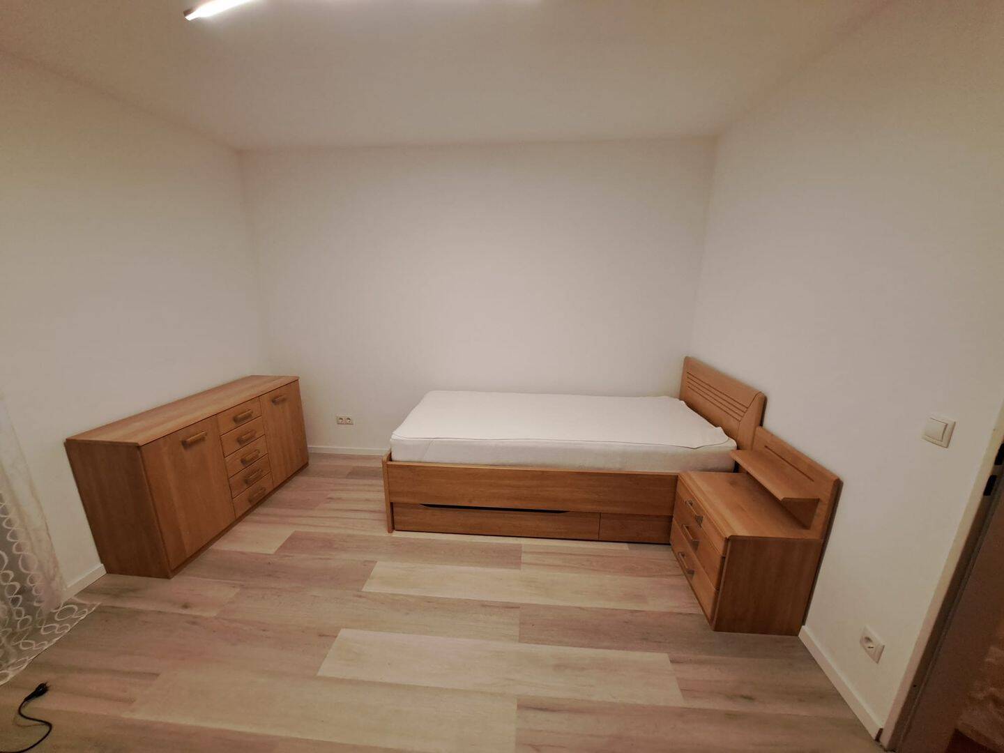 Mitbewohner gesucht, Zimmer 13 qm, sehr zentral, geeignet für Berufstätigen-, Pendler-, Zweck-WG, Praktikanten, bevorzugt Wochenendheimfahrer, 80636 München (Maxvorstadt Neuhausen-Nymphenburg)