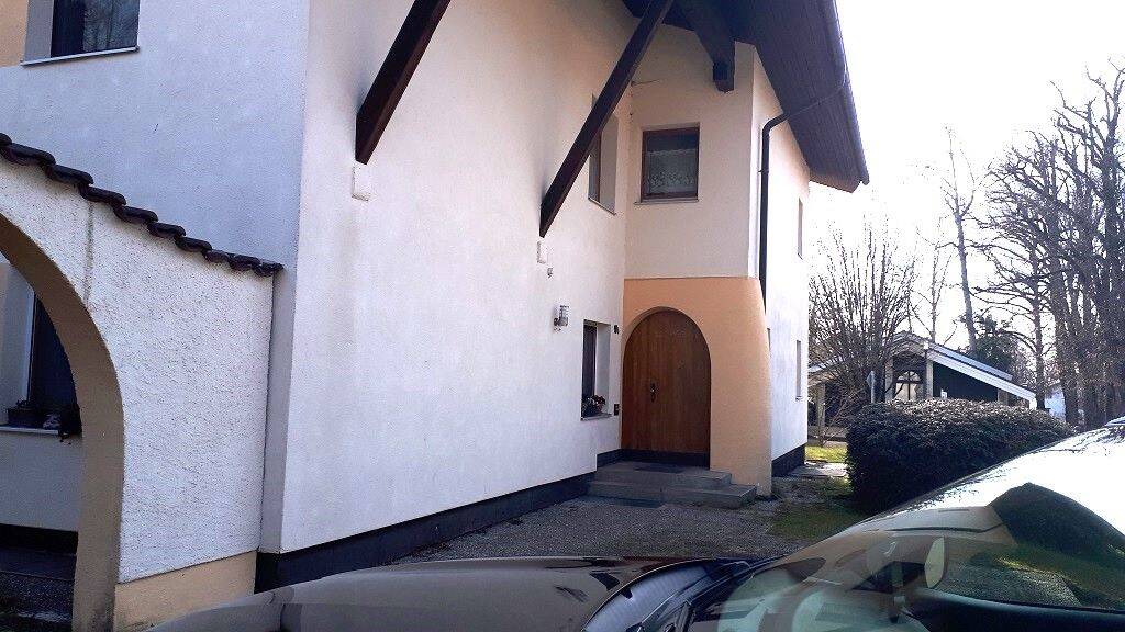 Gepflegtes Mehrfamilienhaus mit 6 Wohnungen, 3 Garagen und 3 Außenstellplätzen, 83355 Grabenstätt