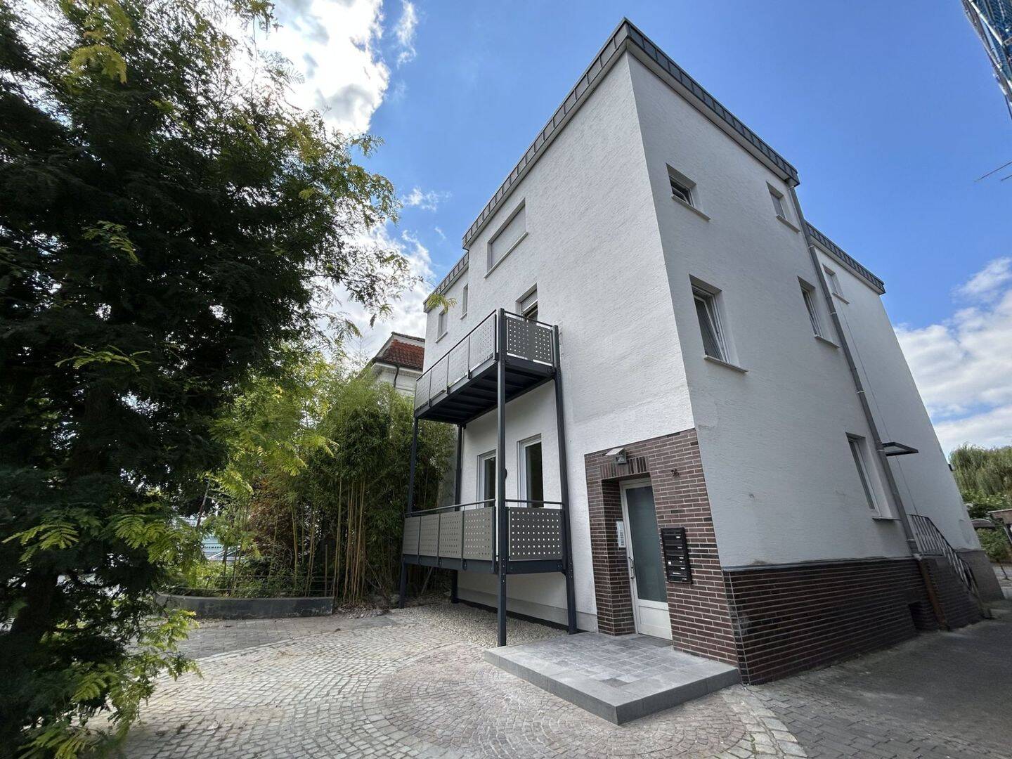 Wohnfühlcharakter in Zentrumslage: Neuwertige 2-Zimmer-Wohnung mit Balkon im erhöhten Erdgeschoss, 59755 Arnsberg