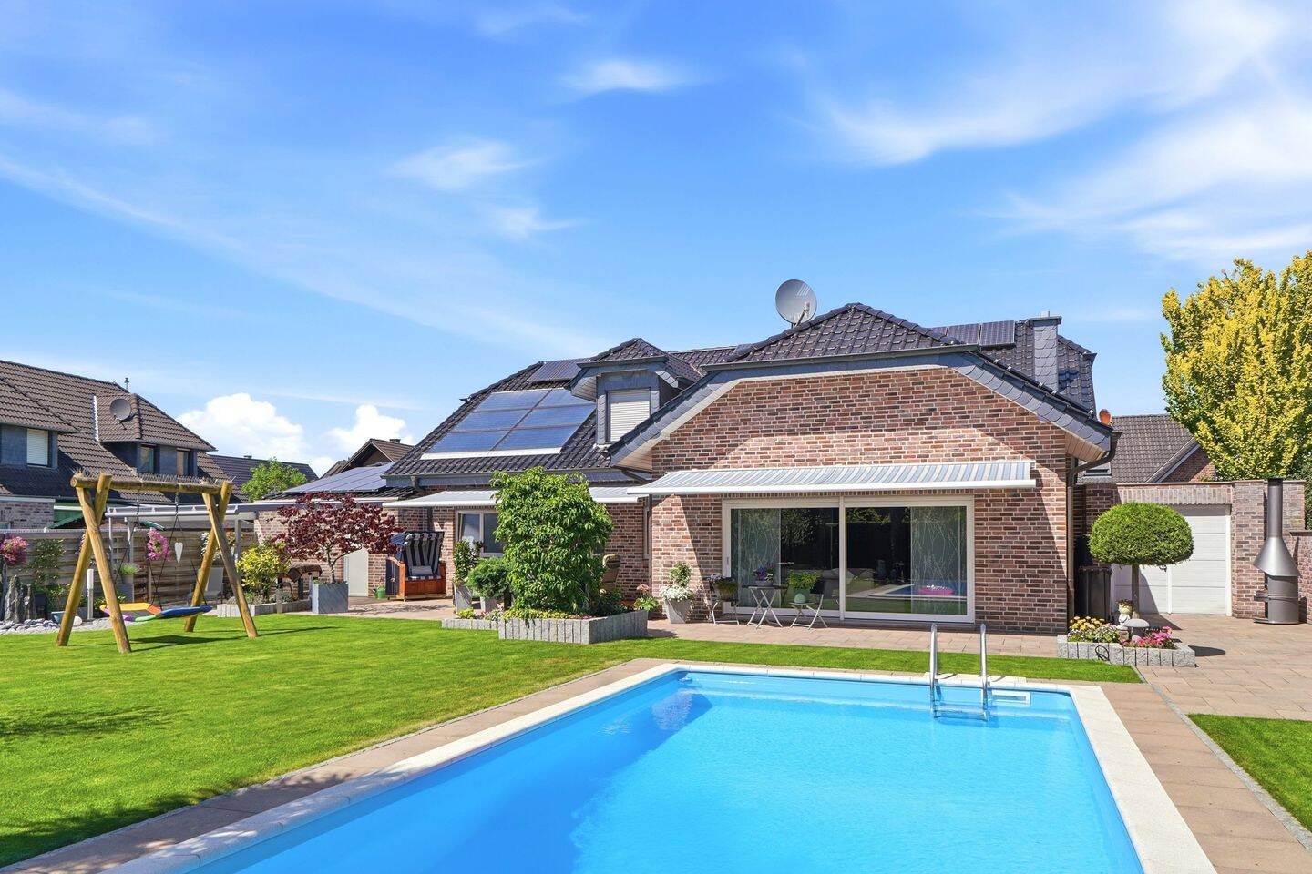 Modernes Einfamilienhaus mit offenem Wohnkonzept, Pool und Solartechnik, 46459 Rees