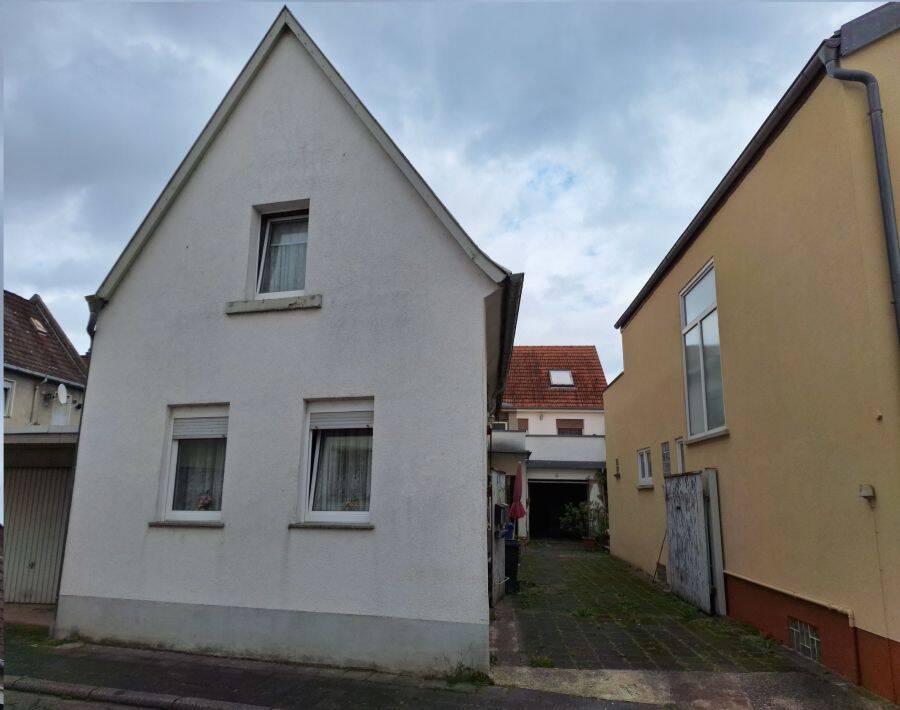 Provisionsfrei* Großzügiges Zweifamilienhaus mit Hof, Garten und viel Potenzial, 67454 Haßloch