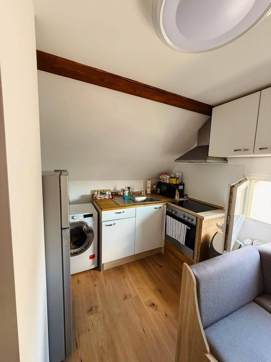 🏡 Gemütliche Dachgeschosswohnung für Ehepaar oder Studenten mit Parkplatz zu vermieten., 73035 Göppingen