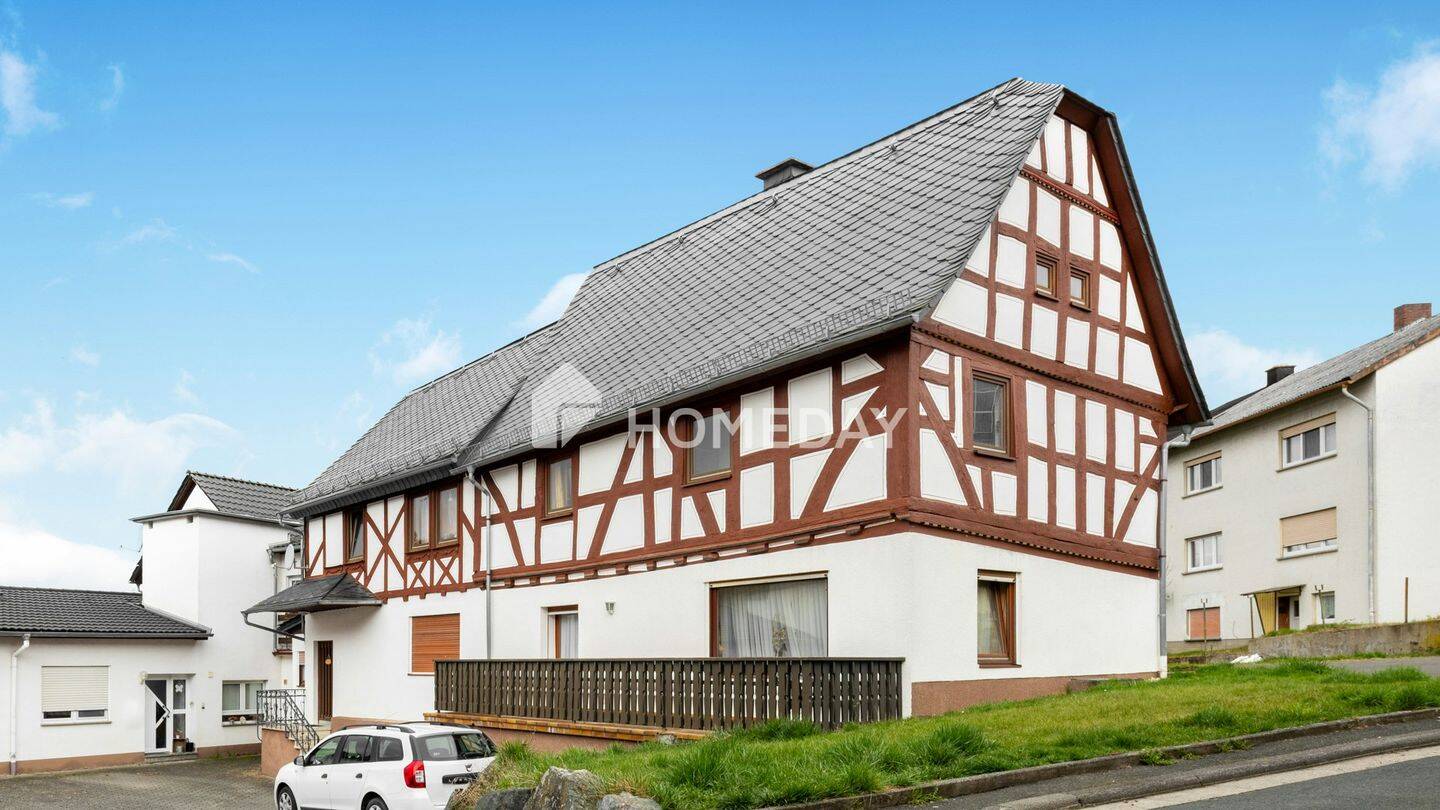 Denkmalgeschütztes MFH mit 4 Einheiten, Garten und Stellplätzen in Waldsolms-Kröffelbach, 35647 Waldsolms