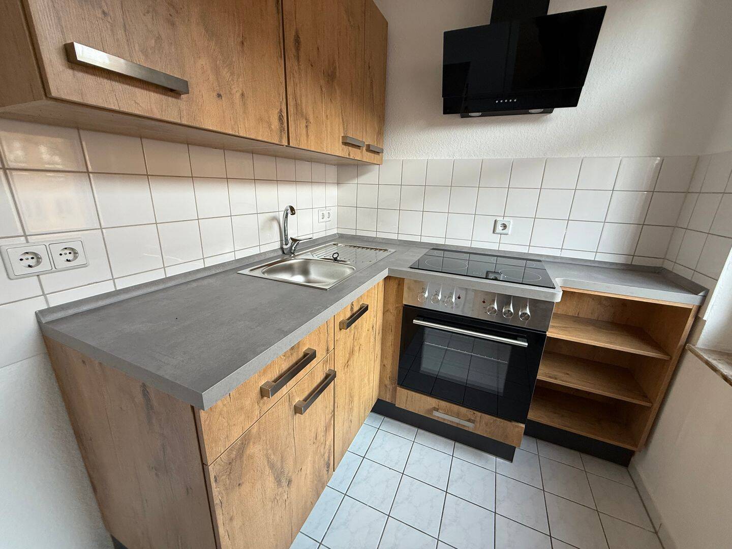Nachmieter gesucht ! inkl. EBK / im 1. OG mit Laminat- Bad mit Wanne**, 9131 Chemnitz (Ebersdorf Hilbersdorf)