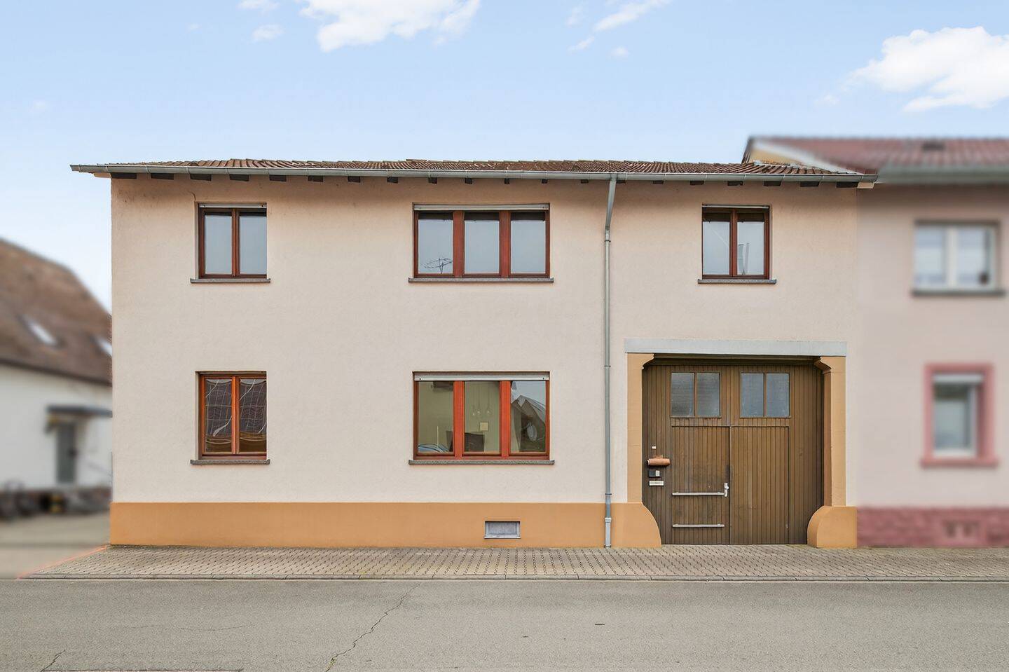Zweifamilienhaus mit großem Grundstück, Scheune und Dachterrasse in Linkenheim-Hochstetten, 76351 Linkenheim-Hochstetten