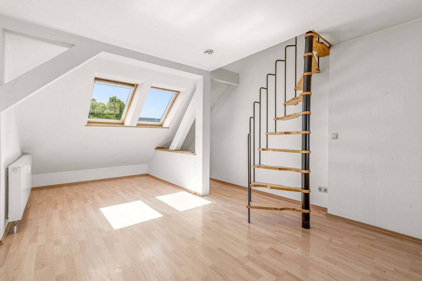 Bezugsfreie 2-Zi.-Dachgeschosswohnung + ca. 10 m² Spitzboden! Nahe der Altstadt Köpenick, 12557 Berlin (Treptow-Köpenick)
