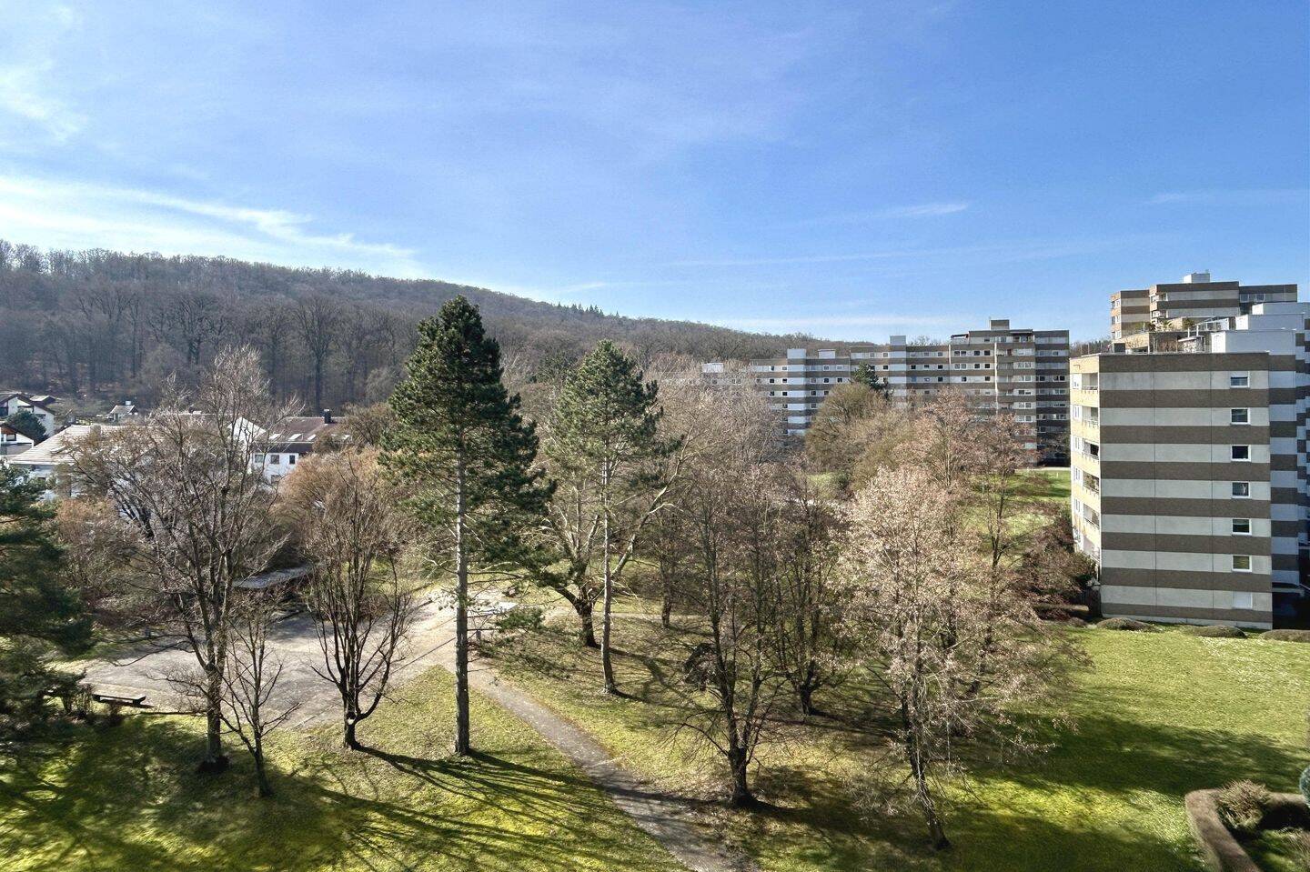 Frei + hell! 2-Zi.-Whg. mit sonnigem Balkon + Aussicht, 6. OG, Aufzug, Stellplatz i. Freien, 70469 Stuttgart (Feuerbach Zuffenhausen)