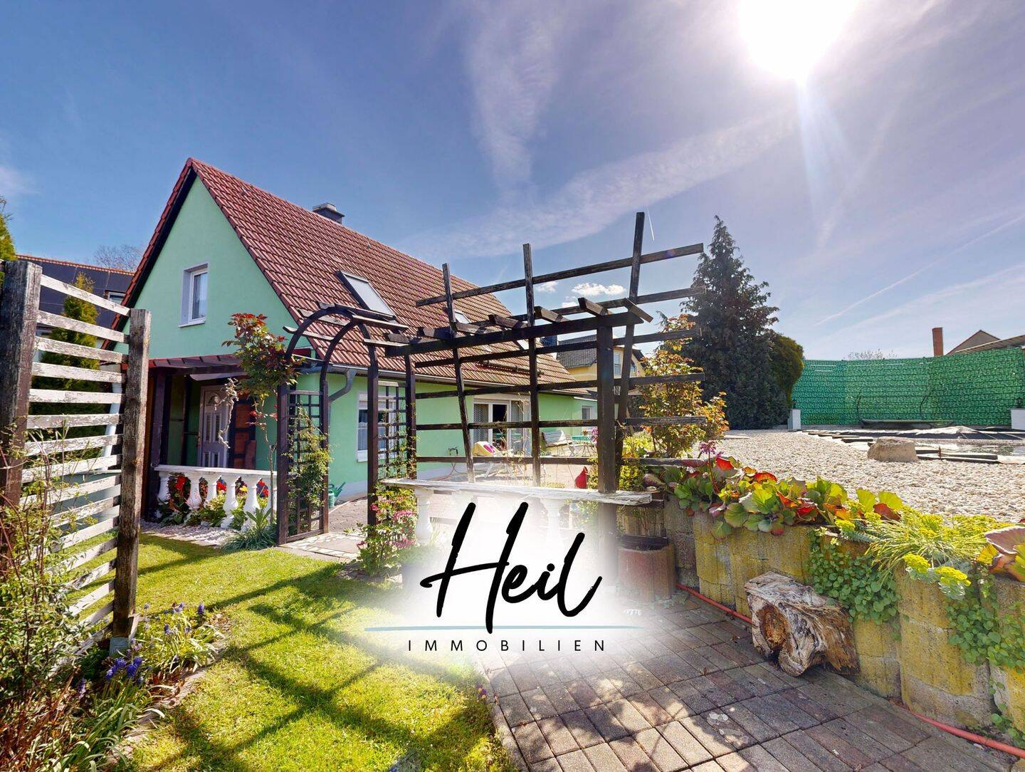Freistehendes Einfamilienhaus mit großem Grundstück | Pool | Wintergarten | 2 Garagen, 4651 Bad Lausick