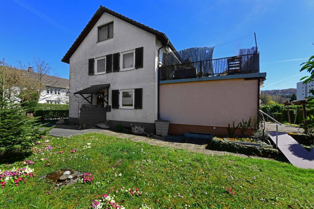 Dreifamilienhaus – Doppelhaushälfte mit Garten: Platz vom Keller bis unter das Dach, 79650 Schopfheim