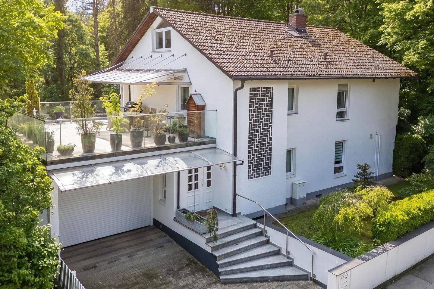 Ein besonderes Zuhause im Grünen: Großzügiges Zweifamilienhaus mit Platz für Generationen, 81927 München (Bogenhausen)