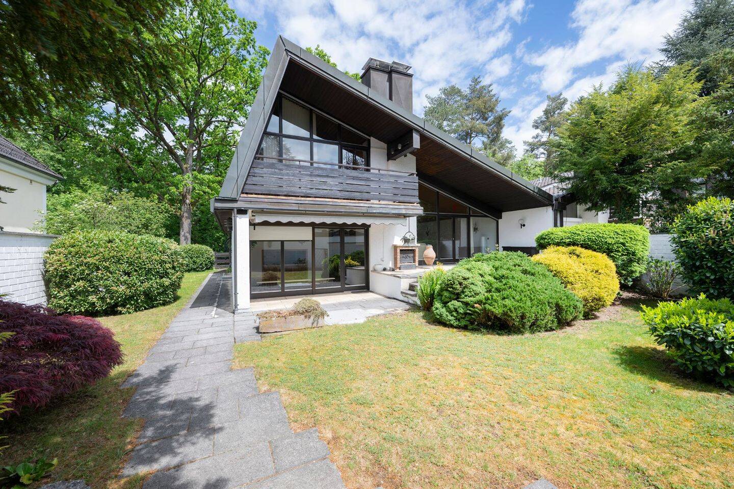 Einfamilienhaus (Splitlevel) mit außergewöhnlicher Architektur und hoher Privatsphäre in Waldtrudering, 81827 München (Ramersdorf-Perlach Trudering-Riem)