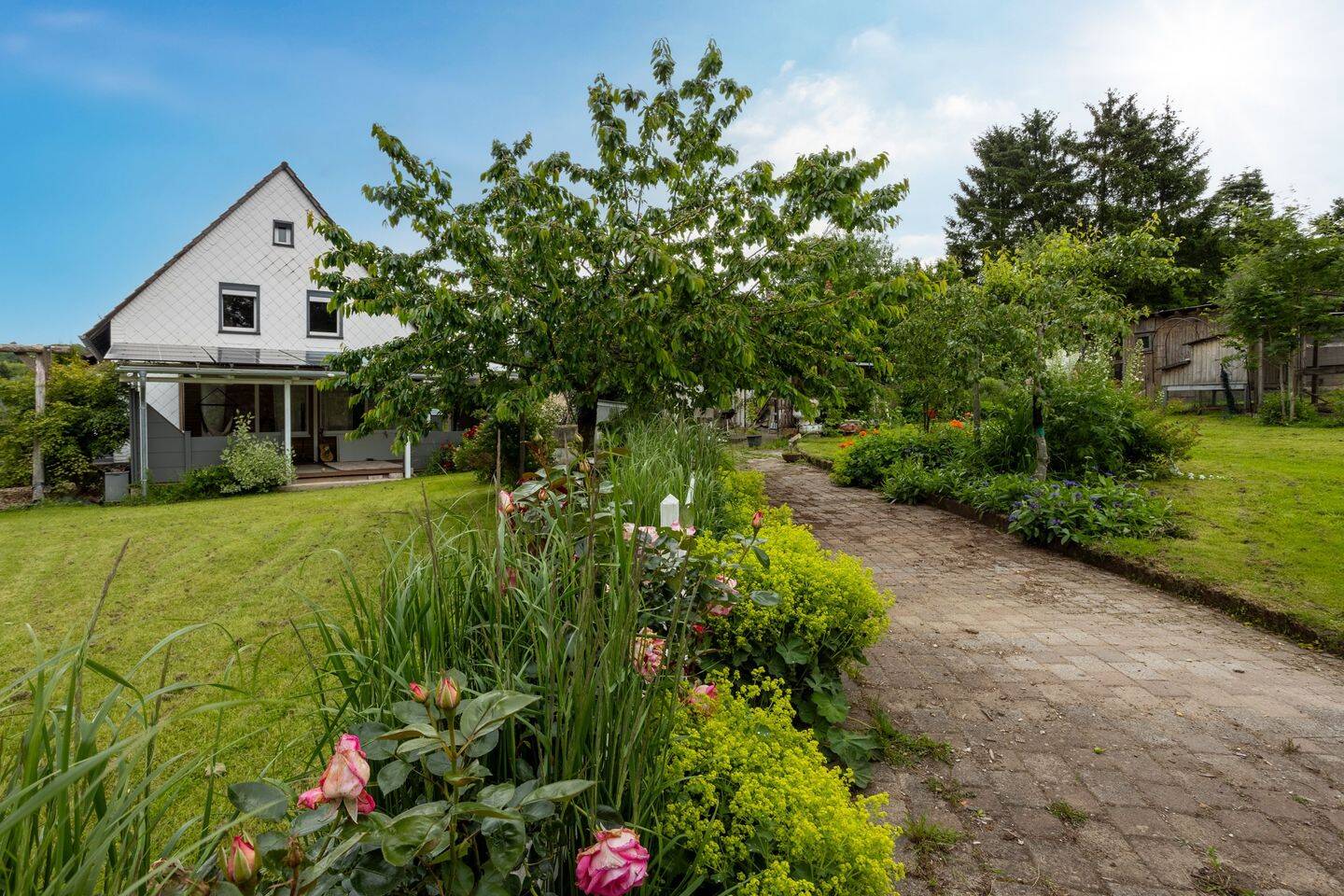 Zentrumsnahes Einfamilienhaus mit parkähnlichem Gartenparadies & PV-Anlage, 54576 Hillesheim