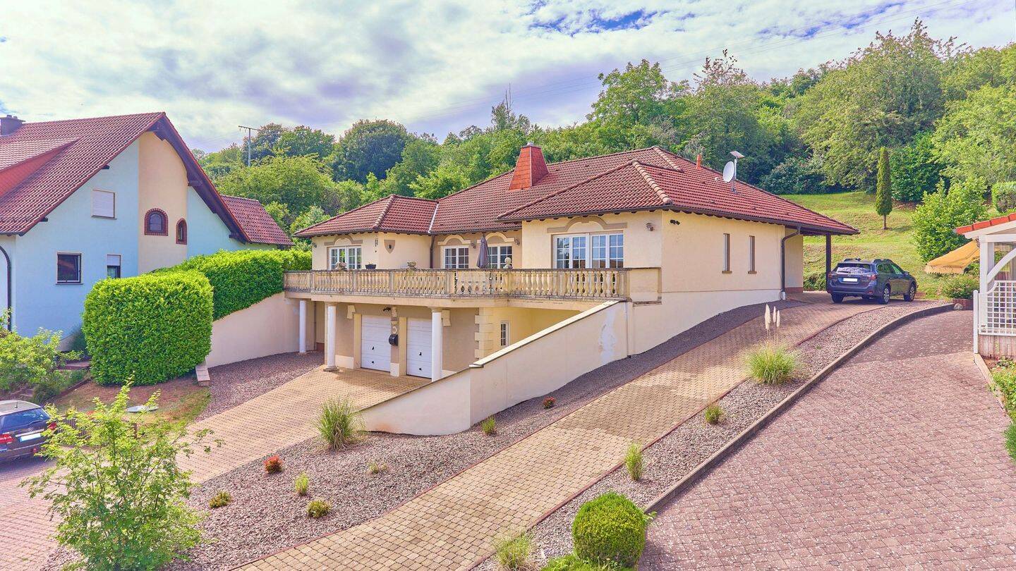 Großzügiges Wohnen mit Panoramablick: Freistehendes Einfamilienhaus mit Traumterrasse, 66887 Neunkirchen am Potzberg