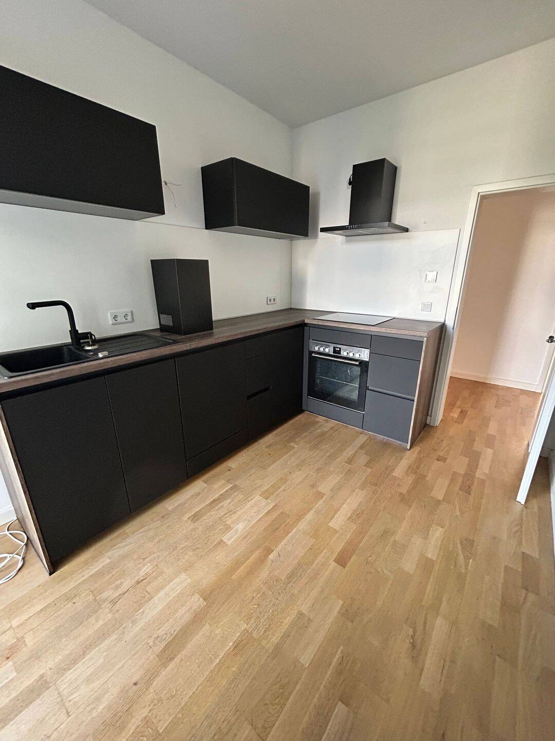 ATTRAKTIVE WOHNUNG mit PARKETT, FUßBODENHEIZUNG, BALKON, EBK, GÄSTE WC SOWIE MODERNEM BAD!!!