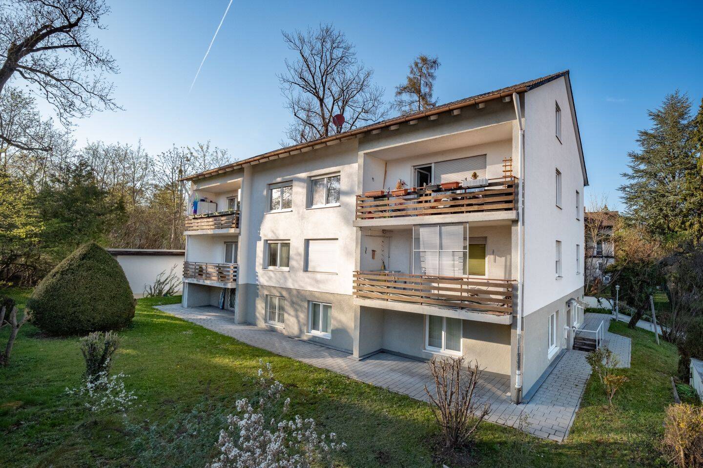 Aufgeteiltes und gepflegtes Mehrfamilienhaus + Bungalow in top angebundener Lage von Planegg, 82152 Planegg