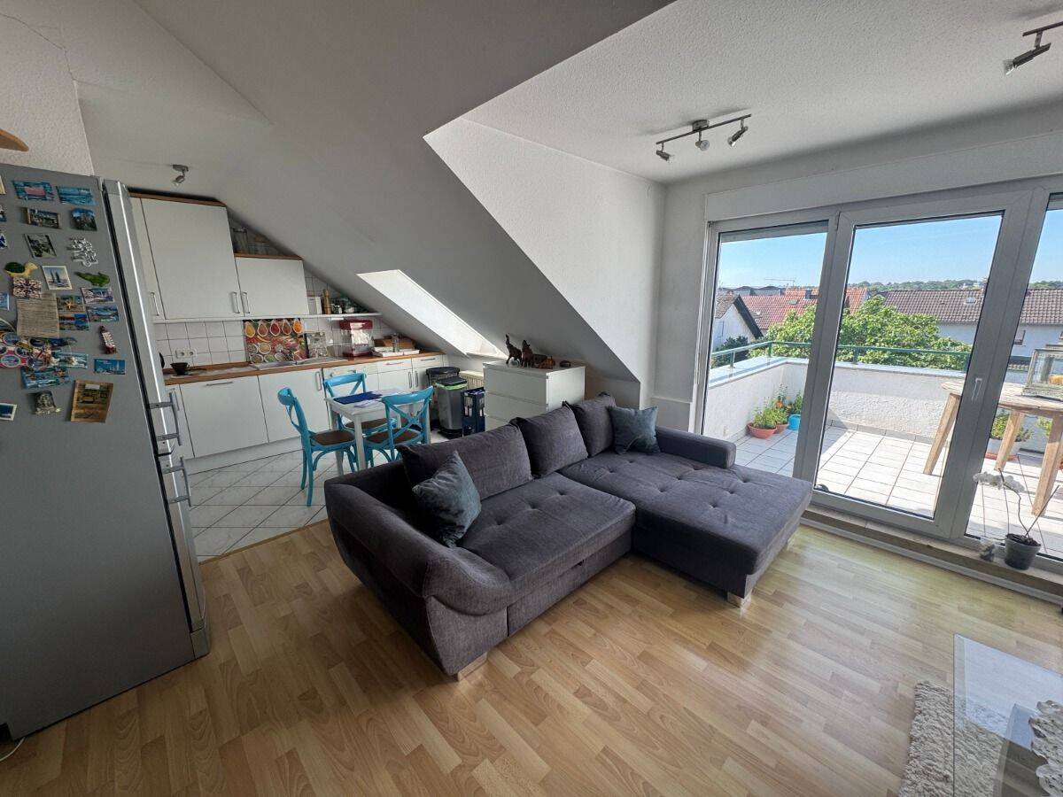 Schön gelegene Dachgeschoss-Wohnung mit Balkon und schönem Ausblick!, 63517 Rodenbach