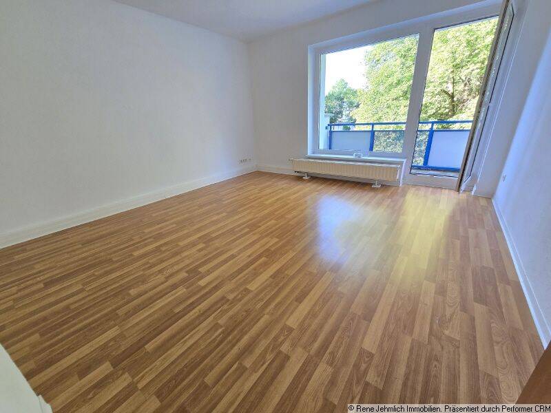 Helle Dachgeschosswohnung mit Balkon und Blick ins Grüne in Reichenbrand, 9117 Chemnitz (Rabenstein Reichenbrand Rottluff Siegmar)