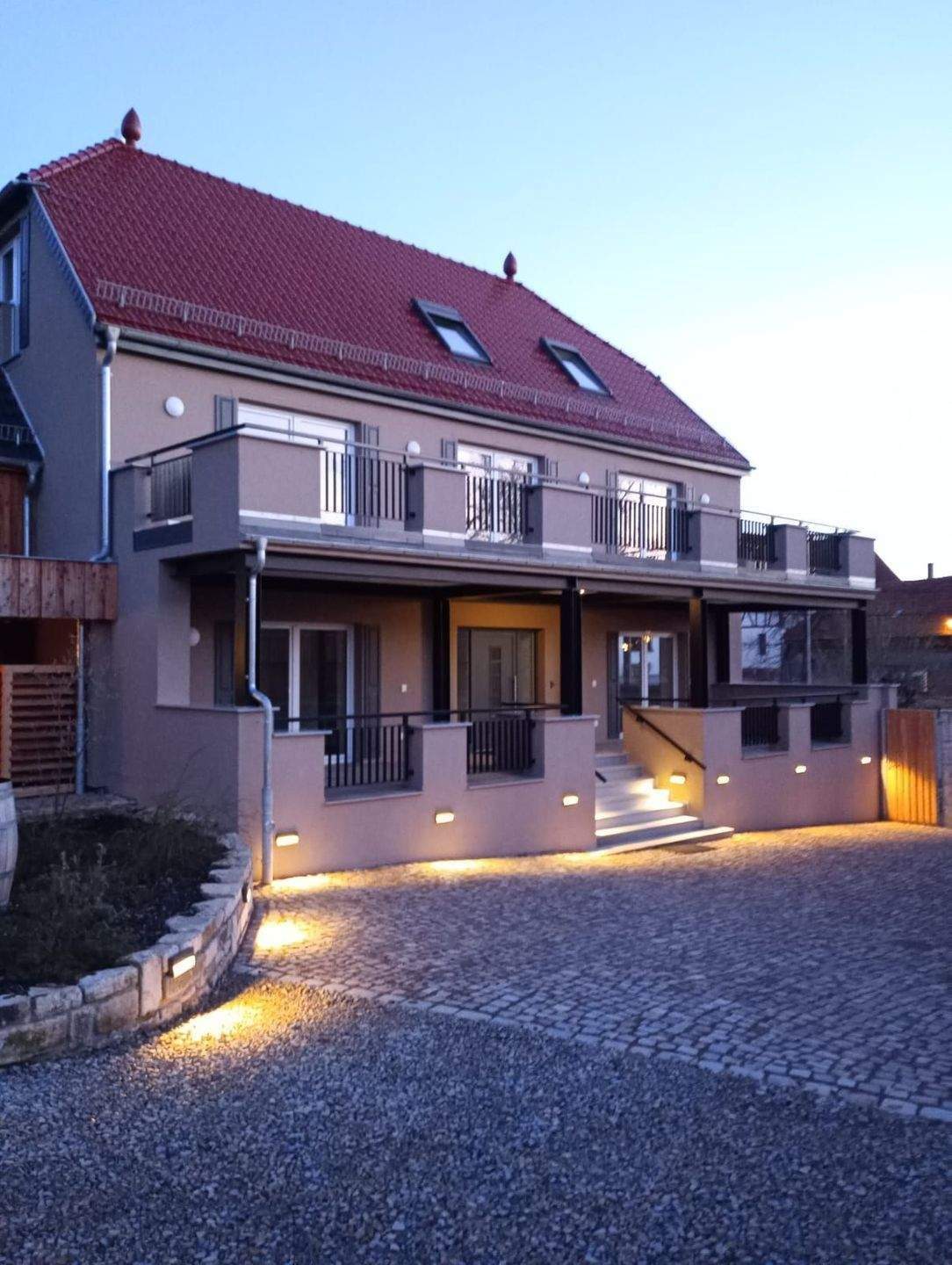 Haus mit 300 m² Wfl./Erstbezug nach Kernsanierung/Energiekl. A+