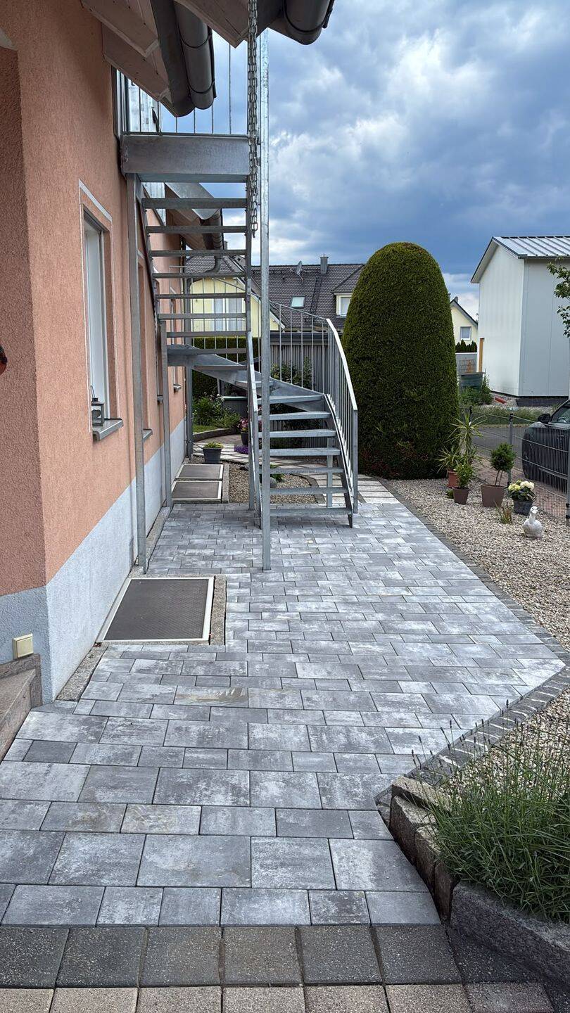 Helle 2-Zimmer-Dachgeschosswohnung mit großem Balkon & Traum-Ausblick in Igensdorf, 91338 Igensdorf