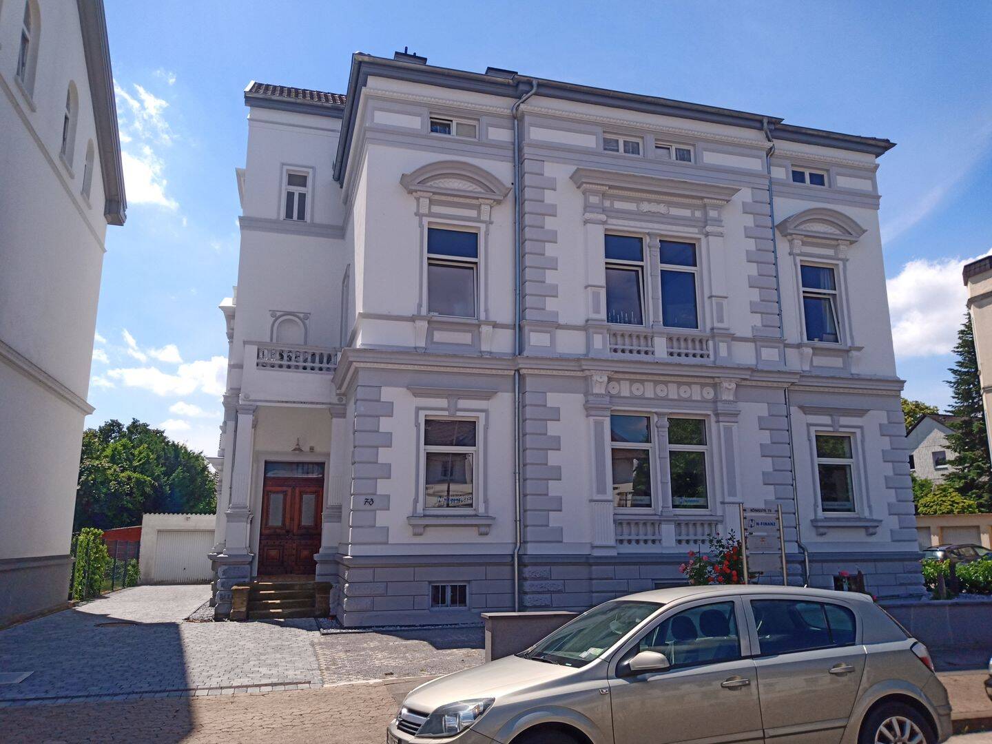 Für Gewerbe oder Privat. Exklusive Wohnung in komplett sanierter Stadtvilla
