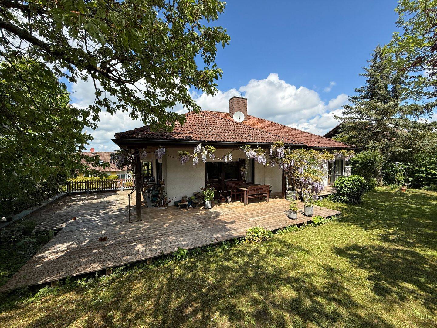 Einfamilienwohnhaus mit Einliegerwohnung in Höchberg, 97204 Höchberg