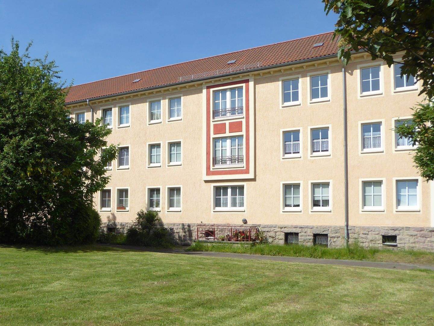 Erstbezug nach Komplettsanierung, 3-Raum-Wohnung mit Wanne, 7318 Saalfeld/Saale